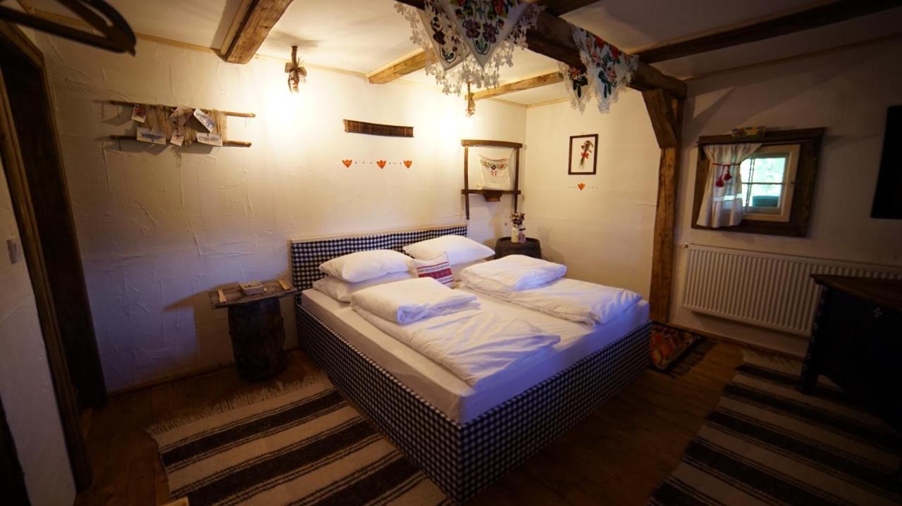 Iz De Maramures Rural Hotel (Adults Only) Surdesti  Bagian luar foto